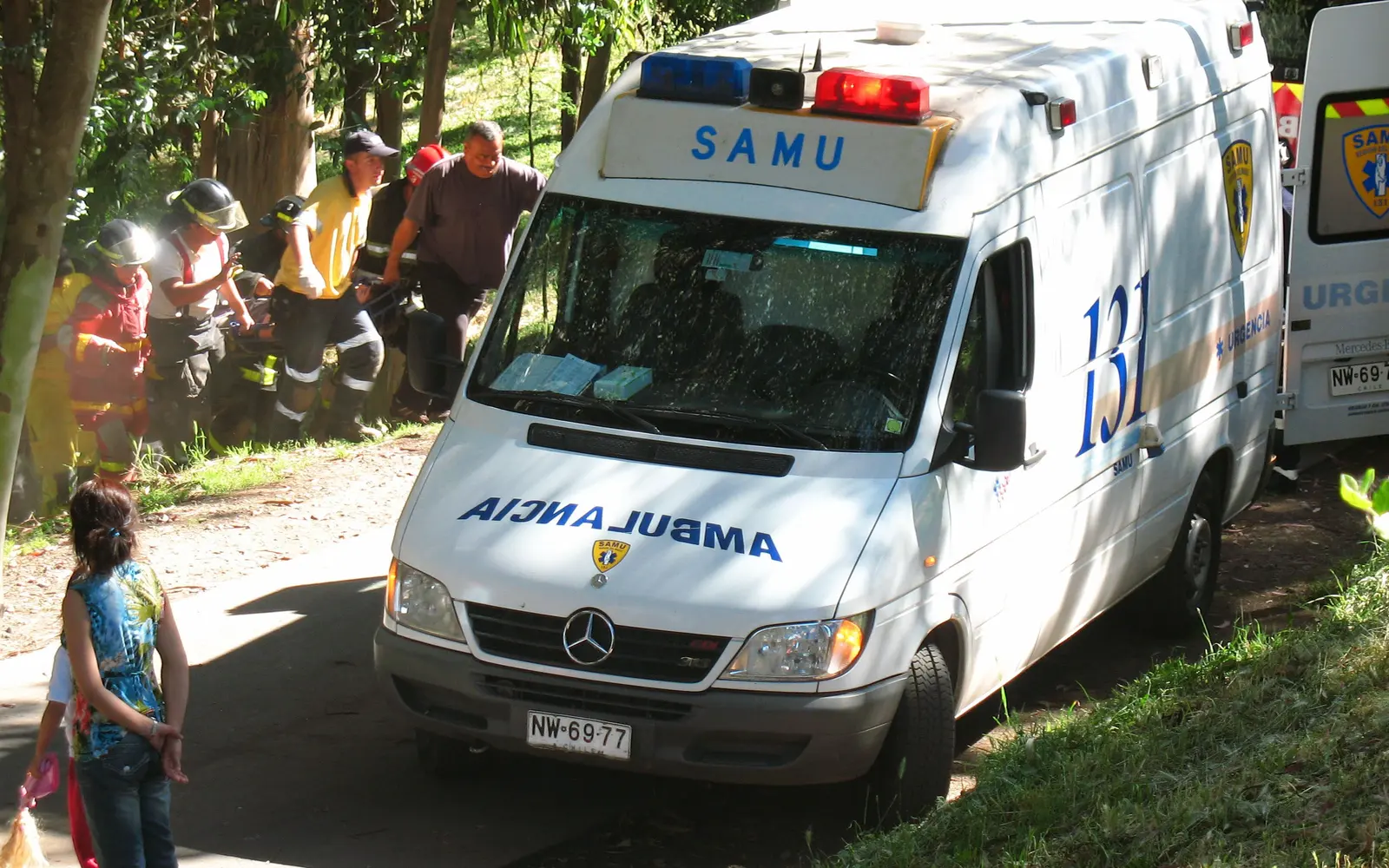Ambulancia del SAMU atendiendo una emergencia junto a Bomberos