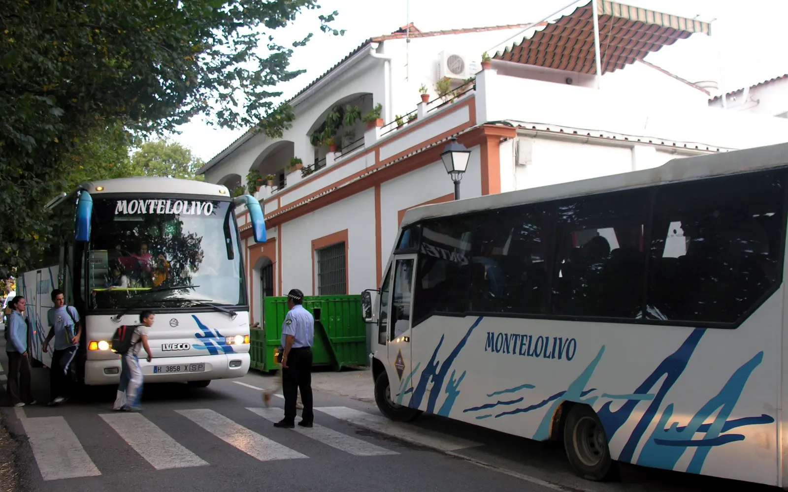 Alumnos subiendo a los buses escolares frente a su colegio