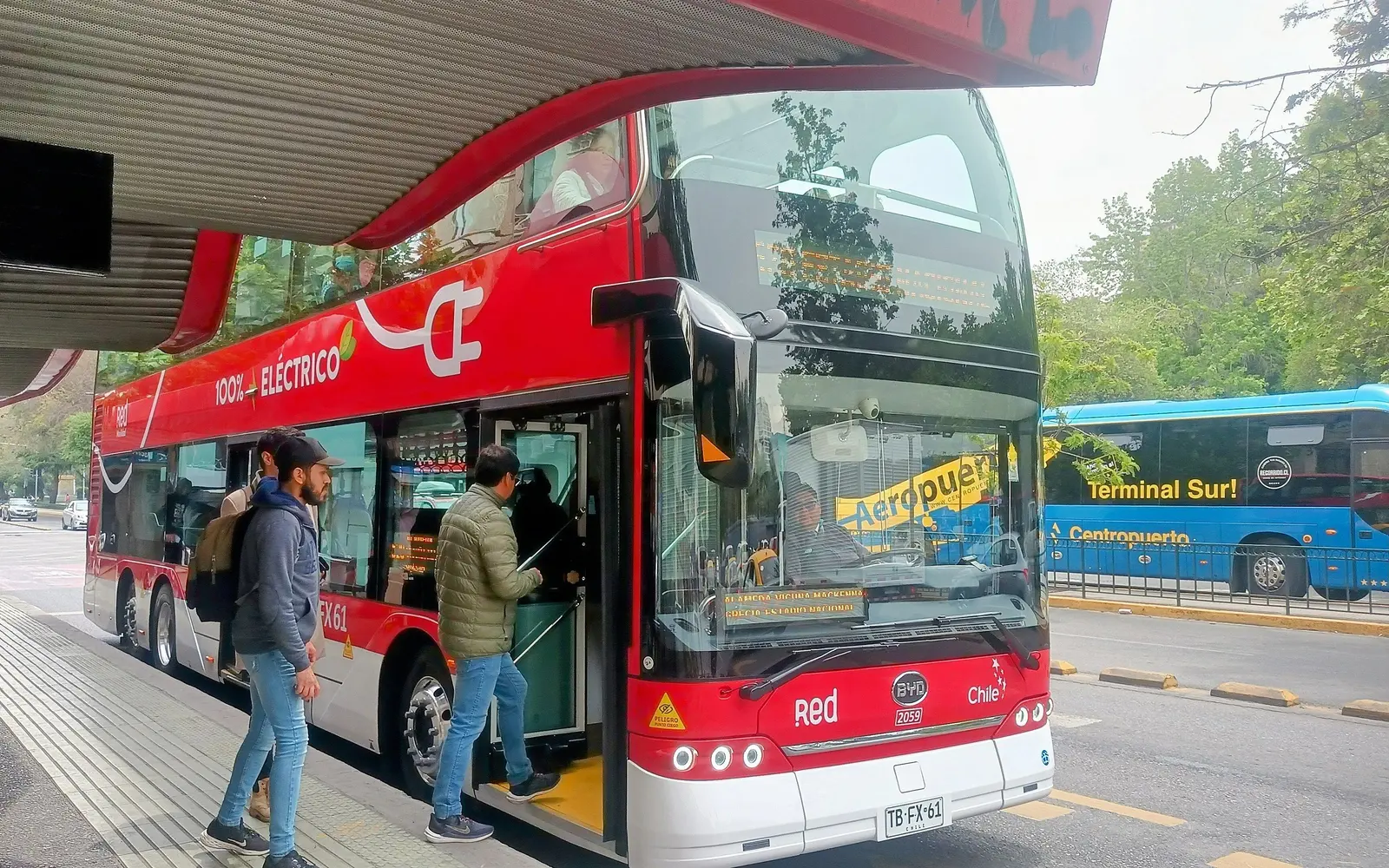 Pasajeros subiendo a un bus eléctrico del transporte público de Santiago